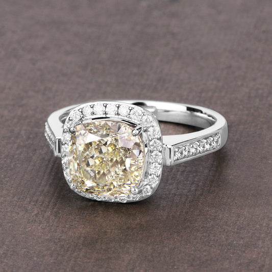 Anillo de oro blanco de 18 quilates con diamante amarillo claro natural de 4,02 quilates certificado por IGI y diamante blanco de 0,36 quilates en total (4,38 quilates en total)
