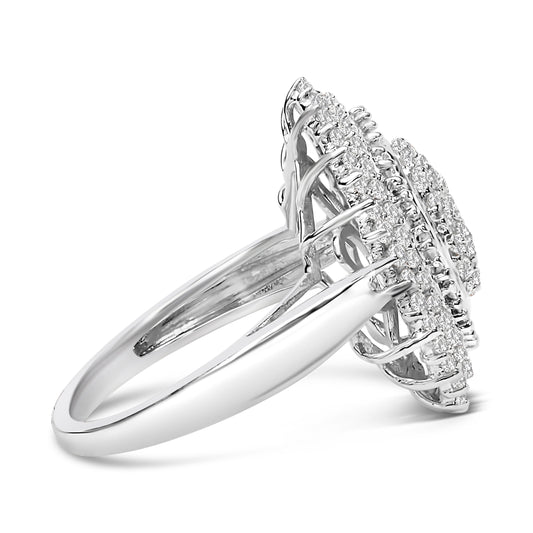Anillo de cóctel de plata de ley con halo ovalado de diamante de 2,0 Cttw