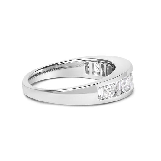 Anillo de banda con canal de diamantes de oro blanco de 14K con diamantes redondos y de baguette alternados de 1,0 Cttw