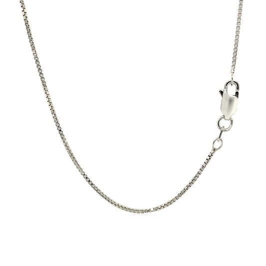 Colgante de plata de ley con un diseño de nudo de amor texturizado con surcos