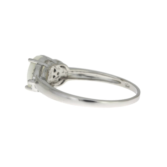 Anillo de oro blanco de 10 qt con ópalo y diamante de 0,01 ct