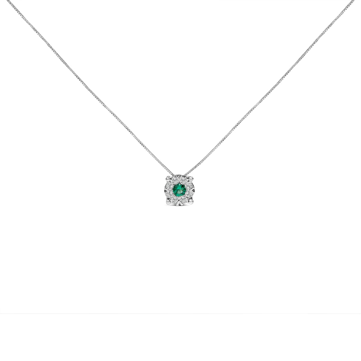 Collar con colgante de 4 mm en oro blanco de 14K con esmeralda verde y halo de diamantes de 1/3 Cttw en composición, 18" (color F-G, claridad VS2-SI1)