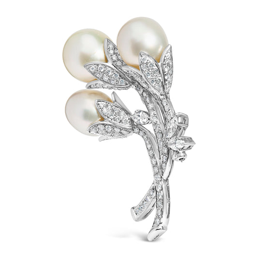 Broche con diseño floral de diamantes y perlas de los Mares del Sur, oro blanco de 18K y 2 1/5 Cttw (color G-H, claridad VS1-VS2)