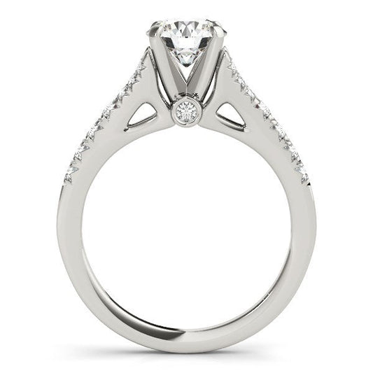 Anillo de compromiso de oro blanco de 14 quilates con diamantes engastados con pavé y vástago dividido (1 3/8 quilates en total)