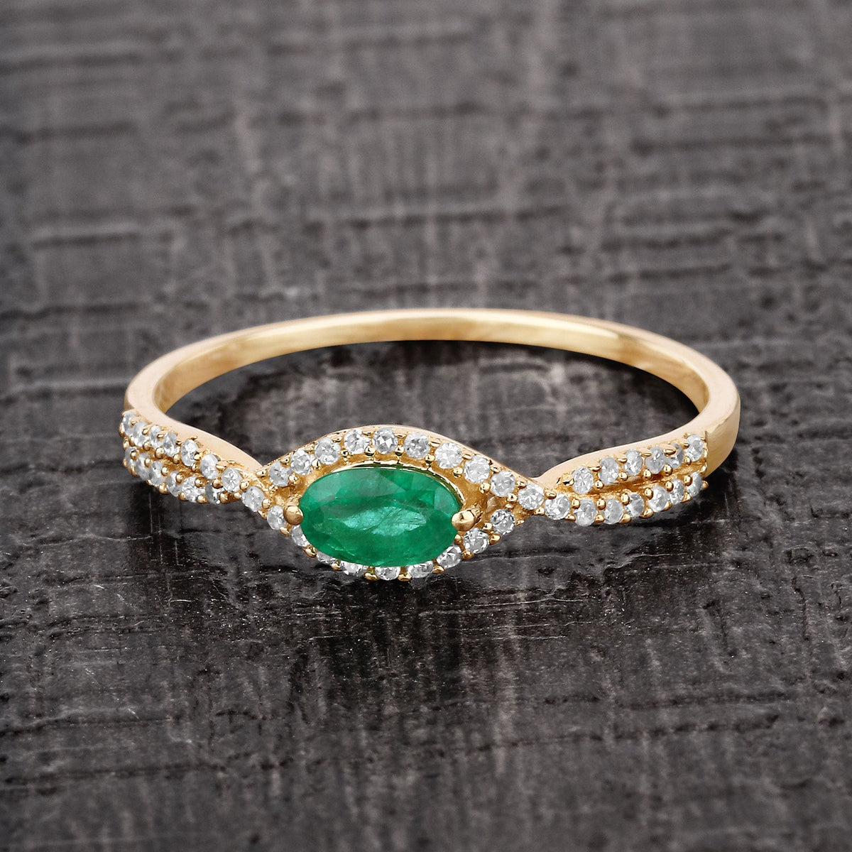 Anillo de oro amarillo de 14 quilates con esmeralda zambiana auténtica de 0,32 quilates y diamante blanco