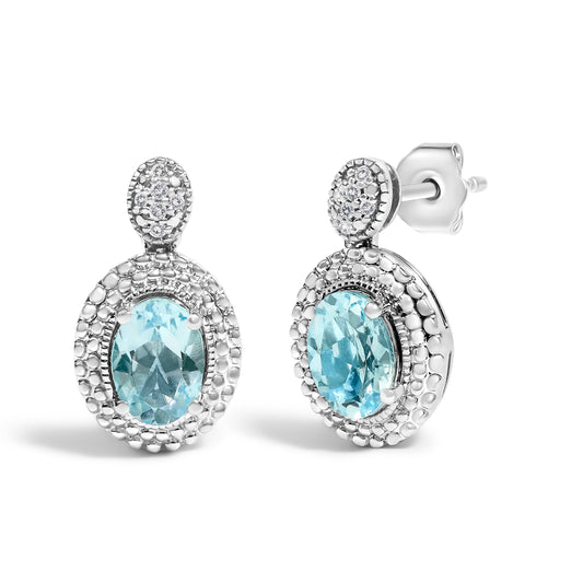 Pendientes con acento de diamante de plata de ley .925 y topacio azul ovalado con halo de cuentas (color I-J, claridad I1-I2)
