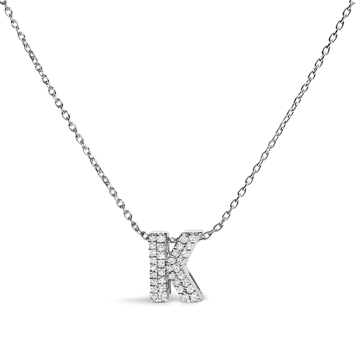 Collar con colgante de burbuja con inicial "A" y acento de diamantes en oro blanco de 10K