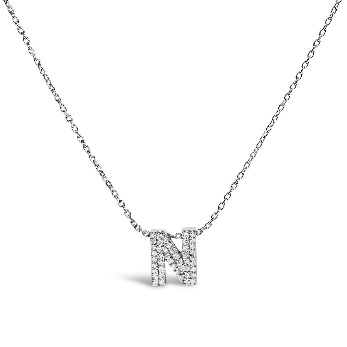 Collar con colgante de burbuja con inicial "A" y acento de diamantes en oro blanco de 10K