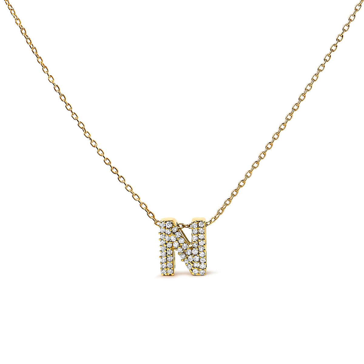 Collar con colgante de burbuja con inicial "A" y acento de diamantes en oro blanco de 10K