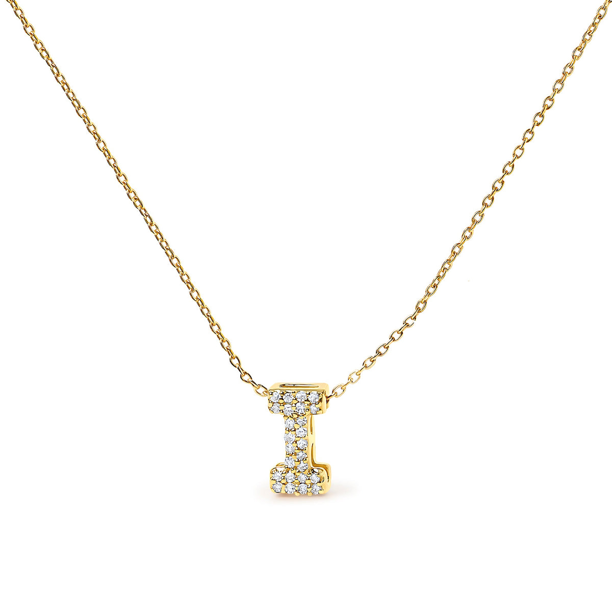 Collar con colgante de burbuja con inicial "A" y acento de diamantes en oro blanco de 10K