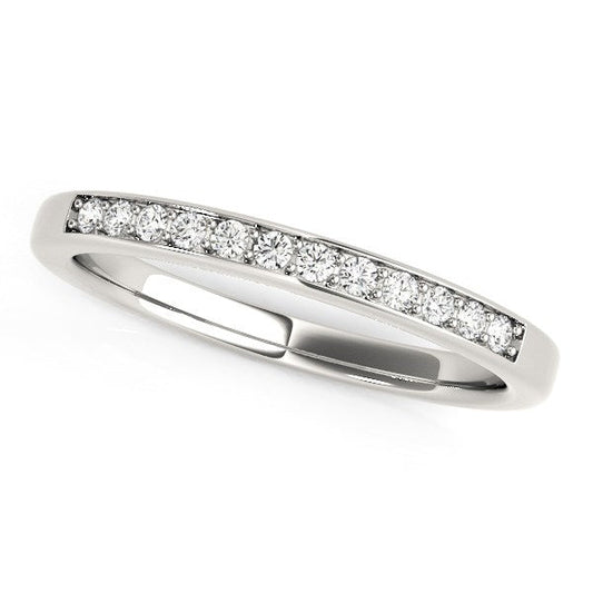 Alianza de boda de oro blanco de 14 quilates con diamantes (1/8 quilates en total)