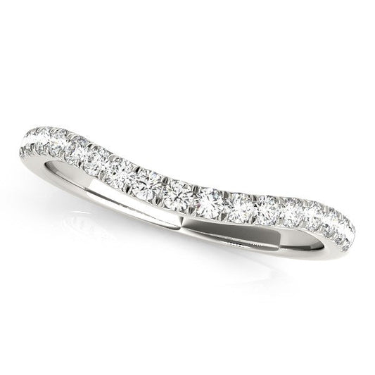 Anillo de boda curvo de oro blanco de 14k con diamantes redondos engastados en pavé (1/4 quilate total)