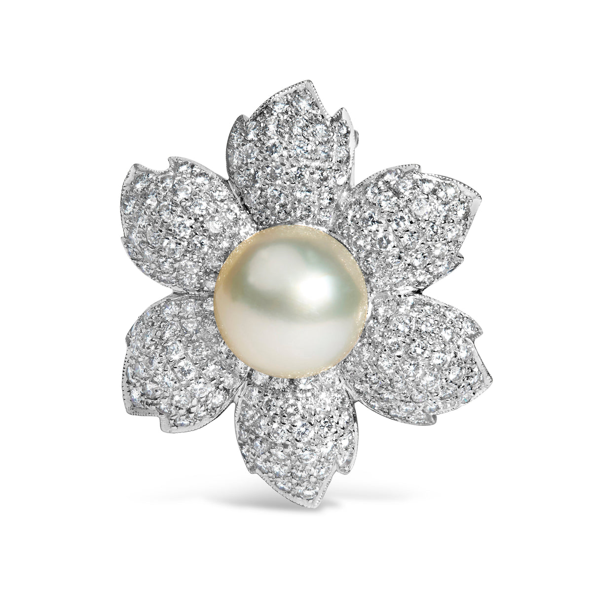 Broche con diseño floral de oro blanco de 18K con 2 3/4 Cttw de diamantes y perlas cultivadas de agua dulce de 12.5 MM (color G-H, claridad VS1-VS2)