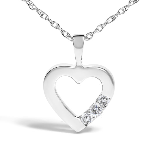 Collar con Colgante de Corazón de Tres Piedras de Diamante Creado en Laboratorio de Plata Fina de .925 de 1/4 Cttw - 18 Pulgadas