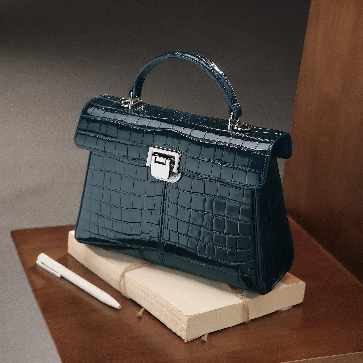 Original Designer Brand Split Leather Handbag | Women’s Luxury Crocodile Pattern Satchel | One-Shoulder Crossbody Bag with Adjustable Strap | Sophisticated Valentine’s Day Gift (Model MD25AS80372KJ) Luxegan