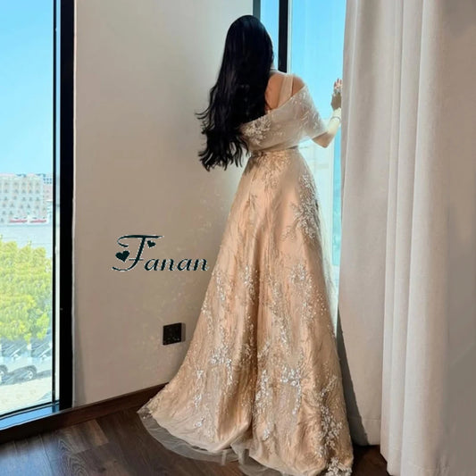 Vestido de noche beige personalizado con hombros descubiertos, corte A, apliques de encaje, tirantes finos, para fiesta de graduación, largo hasta el suelo