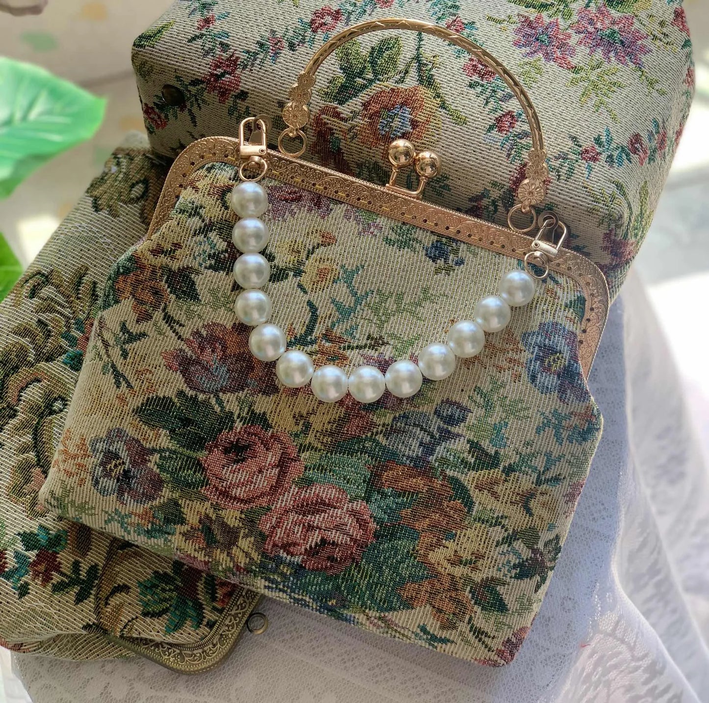 Lost in Vintage Inspiration Baroque Clutch | Floral Tapestry Pearl Bead Purse | Gold-Tone Metal Frame Kiss-Lock Evening Bag with Chain Strap Luxegan