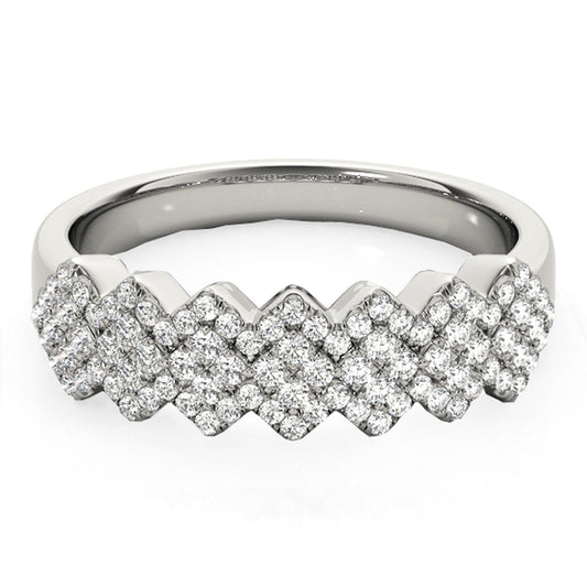 Anillo ancho con patrón multidiaogonal y diamantes en oro blanco de 14k (5/8 qt)