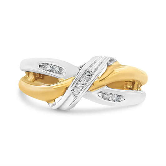 Anillo de oro amarillo y blanco de 10 quilates con diamantes de talla redonda de 1/20 quilates y diseño en bypass (Color I2, Claridad I-J)