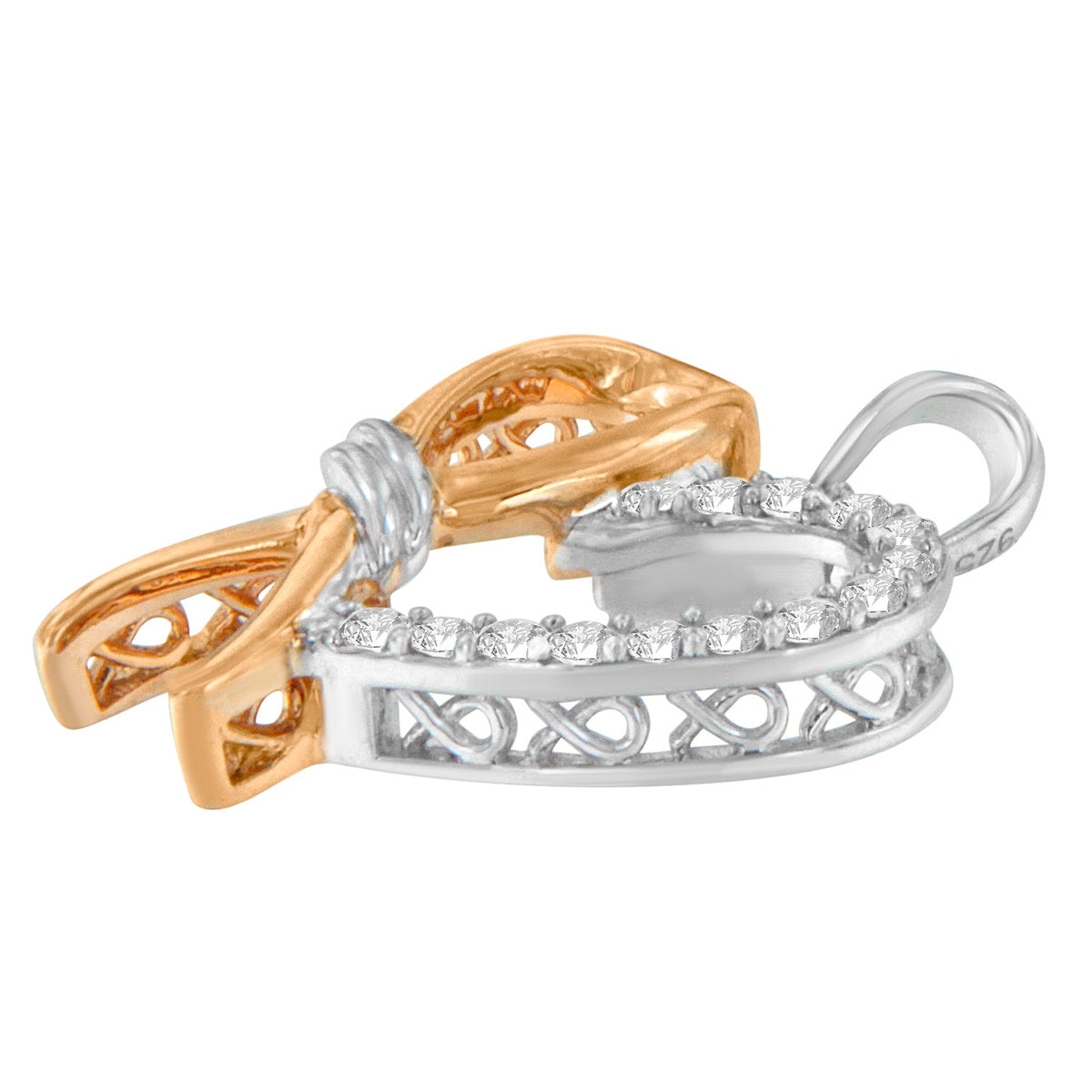 Collar con colgante de corazón de cinta con diamantes de talla redonda de 1/5 cttw en plata de ley .925 de dos tonos (H-I, I2-I3)