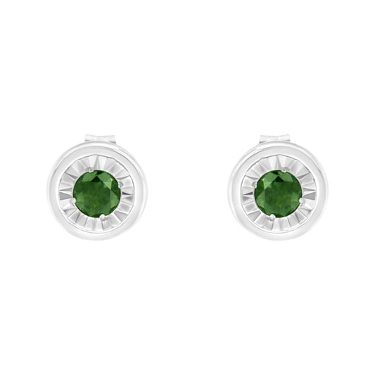 Aretes de botón de plata de ley .925 con diamante verde de talla brillante redonda de 1/4 Cttw, engaste de milagro (color mejorado elegante, claridad I1-I2)
