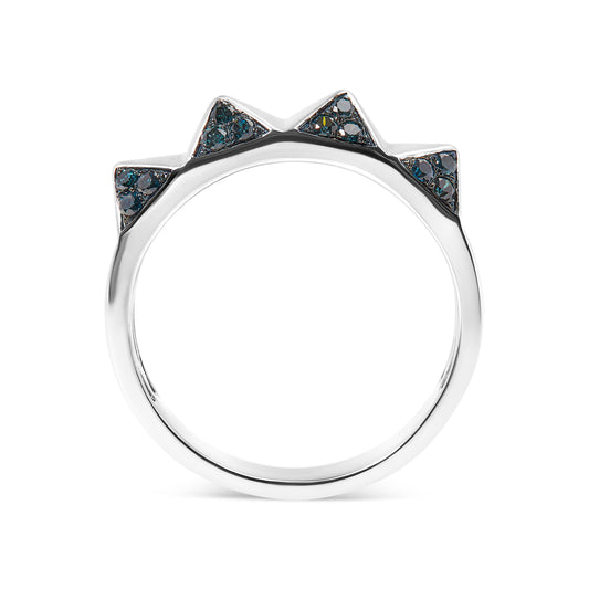 Anillo de banda de pirámide de oro blanco de 14 quilates con diamantes azules tratados de 1/4 Cttw (color azul, claridad SI1-SI2) - Talla 7