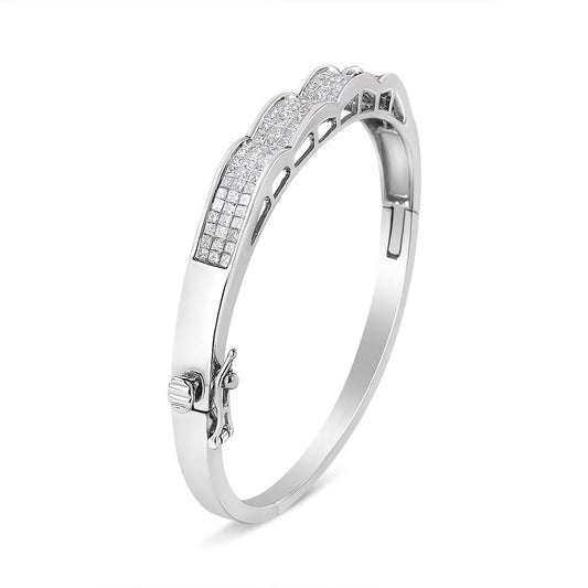 Pulsera Rígida de Oro Blanco de 14K con Diamantes de Talla Princesa Engastados con Engaste Invisible de 3 1/3 Cttw en Diseño Ondulado (Color H-I, Claridad SI1-SI2) - Talla 7"