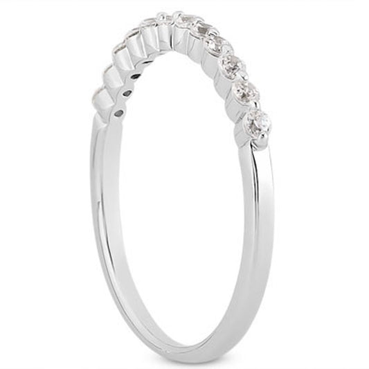 Anillo de boda con banda de diamante flotante en oro blanco de 14k con puntas compartidas