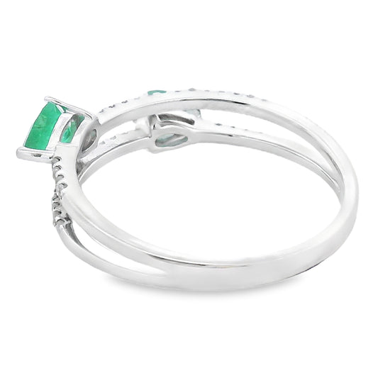 Anillo de oro blanco de 14 quilates con diamante esmeralda de 0,50 ct.
