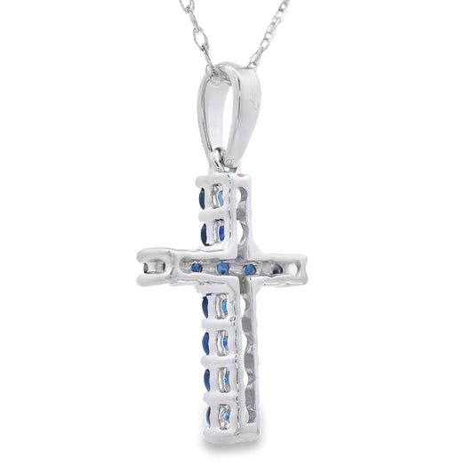 Colgante religioso con cruz de zafiro de .29ct en oro blanco de 14kt