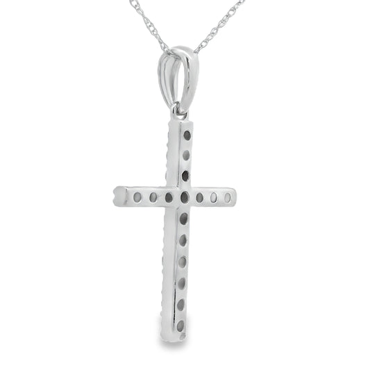 Colgante religioso de cruz con diamante de .45 ct en oro blanco de 14 kt