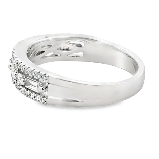 Anillos de banda de moda con diamantes de .50qt en oro blanco de 14kt
