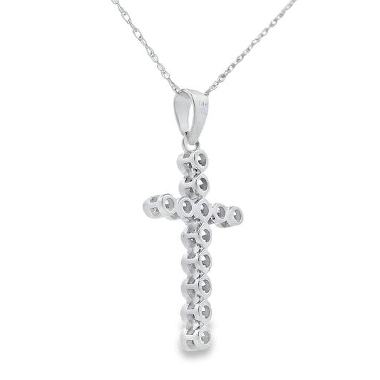 Colgante de cruz religiosa con diamantes de .12 ct en oro blanco de 14 kt
