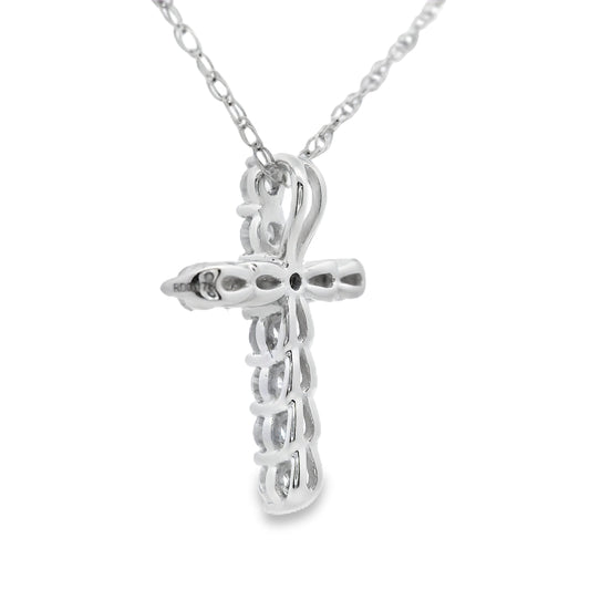 Colgante de cruz religiosa con diamante de .19 ct en oro blanco de 14 kt