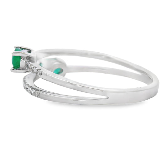 Anillo de oro blanco de 14K con diamante y esmeralda de 0,47 ct.