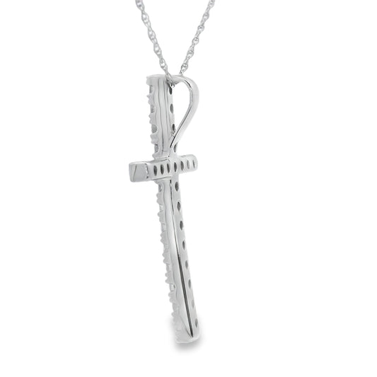 Colgante religioso de cruz con diamante de .50ct, oro blanco de 14KT