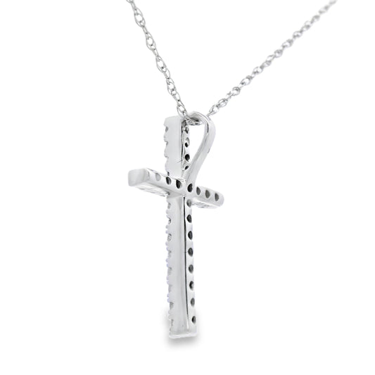 Colgante religioso de cruz con diamante de .13 ct en oro blanco de 14 kt