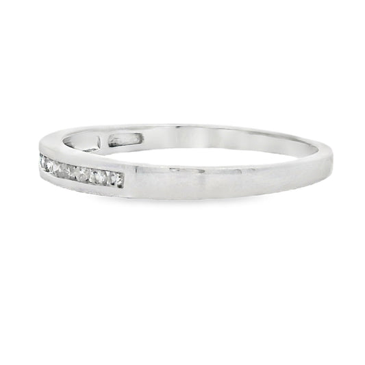 Anillo de boda con diamante de .11 ct en oro blanco de 14 KT