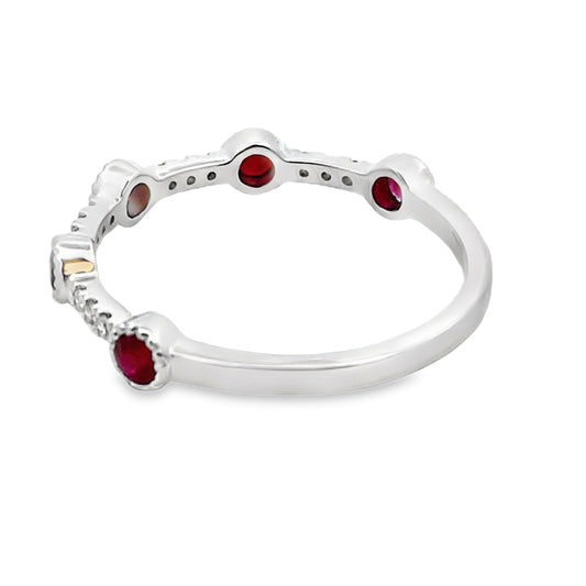 Anillo apilable de rubíes y diamantes de .46 ct en oro blanco de 14 kt