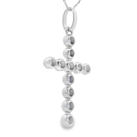 Colgante religioso de cruz con diamante de .50ct, oro blanco de 14KT