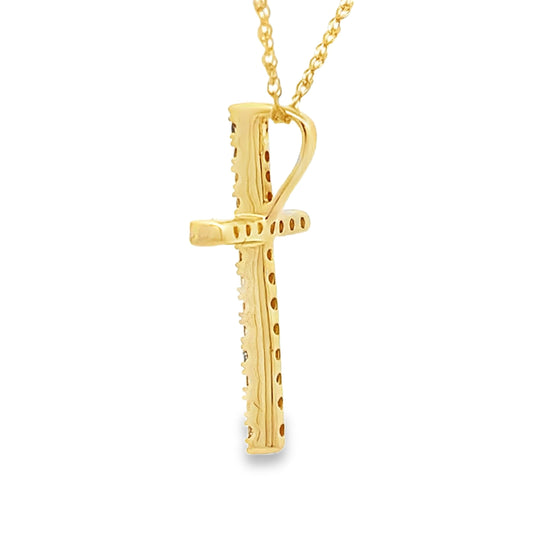 Colgante de cruz religiosa con diamante de .11 ct en oro amarillo de 14 kt