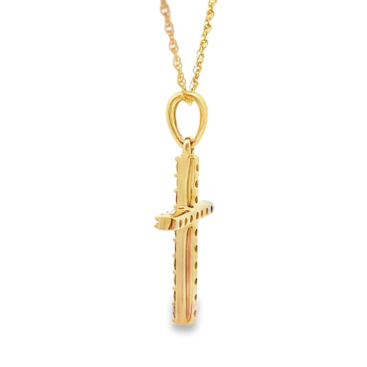 Colgante religioso de cruz con diamantes de .13 ct en oro amarillo de 14 K