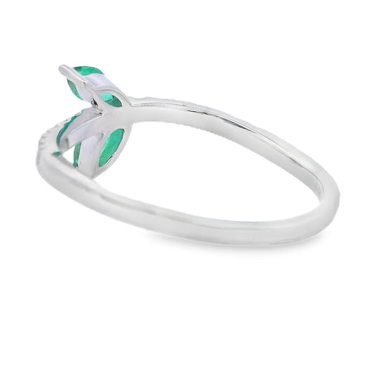 Anillo de diamante esmeralda de .29 ct en oro blanco de 14 kt