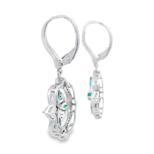 Pendientes colgantes de diamantes y esmeraldas de 1.44 ct en oro blanco de 14 kt