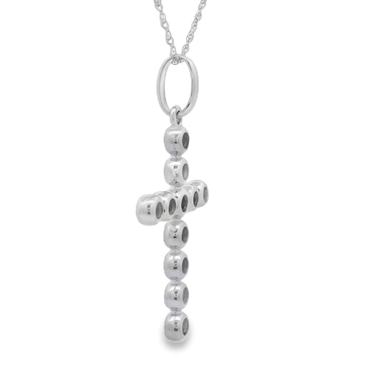Colgante religioso de cruz con diamante de .31 ct en oro blanco de 14 kt
