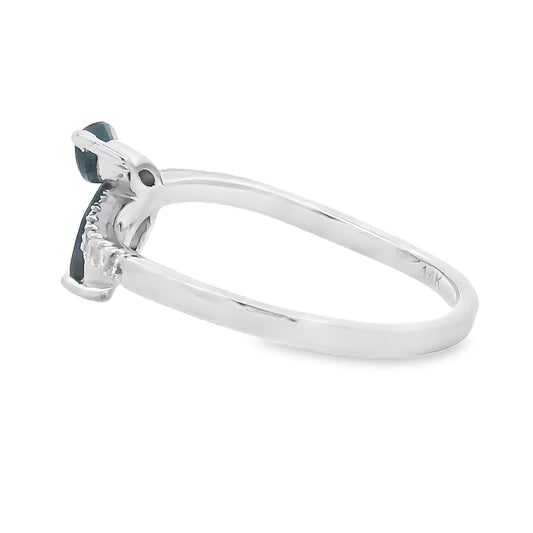 Anillo de zafiro y diamante de .36ct en oro blanco de 14kt