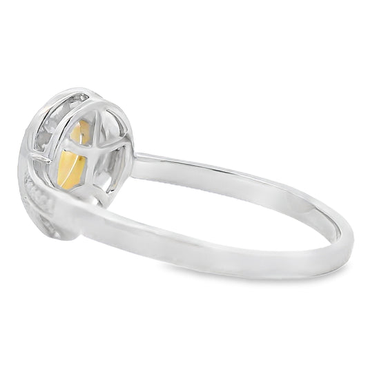 Anillo de ópalo y diamantes de .30 ct en oro blanco de 10 kt