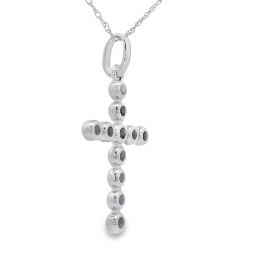 Colgante religioso de cruz con diamante de .20 ct en oro blanco de 14kt