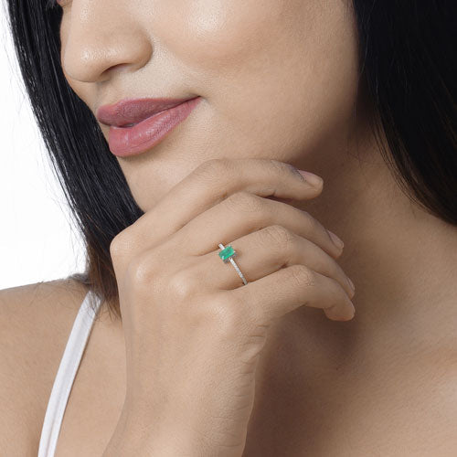 Anillo de oro blanco de 14 quilates con esmeralda zambiana auténtica de 0,67 quilates y diamantes blancos