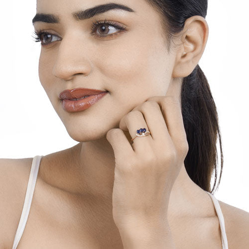 Anillo de oro amarillo de 14K con zafiro azul genuino de 0,65 quilates y diamantes blancos